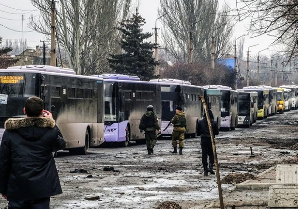 February 6, 2015: Refugees moving between Debaltseve & Uglegorsk are escorted by pro-Russian rebels. Image via <a href="http://shutr.bz/1zAcSMy">Shutterstock</a>