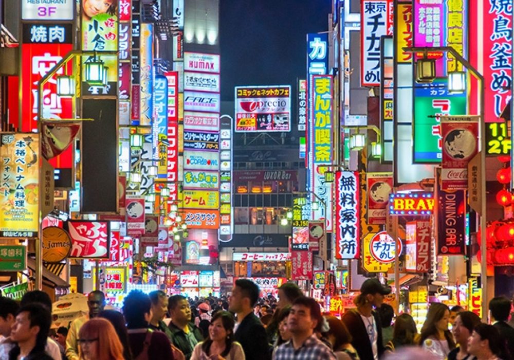 Nightlife in Shinjuku via <a href="http://www.shutterstock.com/pic.mhtml?id=171980396"> Shutterstock </a>