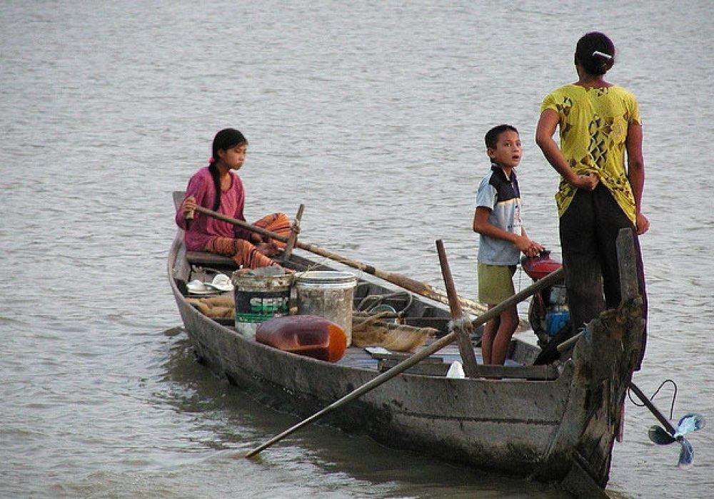 Life on the Mekong, Cambodia, by <a href="http://www.flickr.com/photos/tharum/135866909/" target=_blank">Tharum Bun</a> <a href="http://creativecommons.org/licenses/by-nc-sa/2.0/deed.en" target=_blank">(CC)</a>