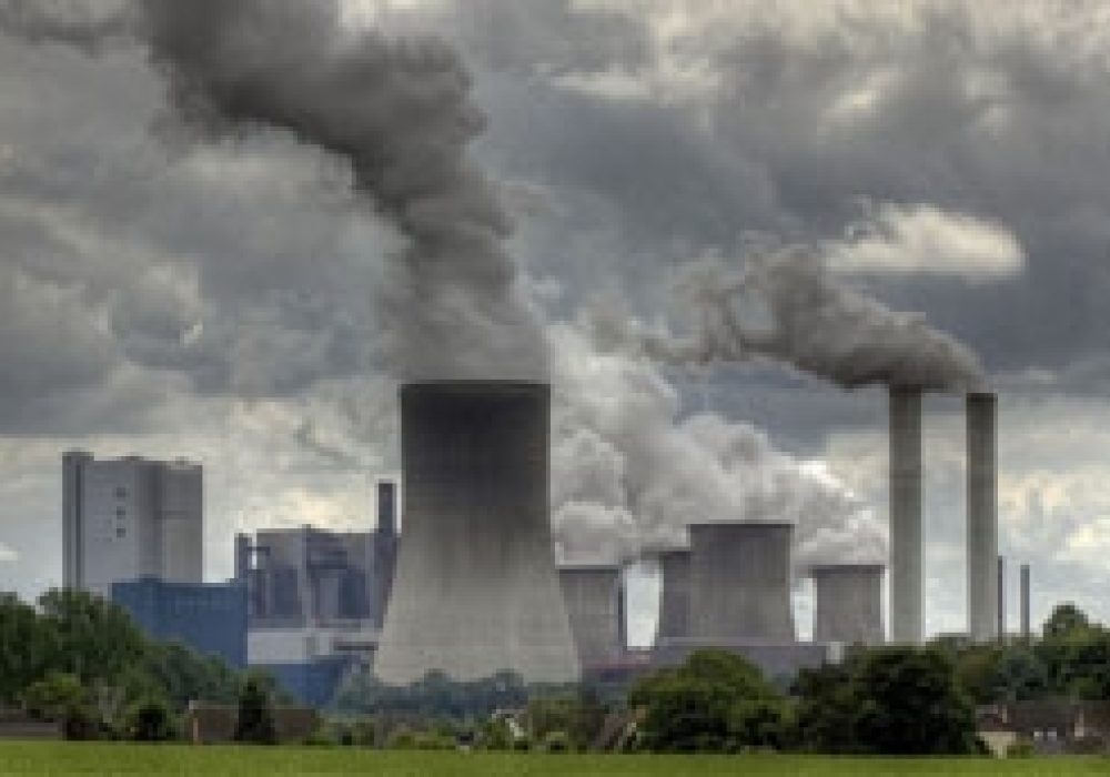 Coal power plant. Photo by <a href="http://www.flickr.com/photos/davipt/164341428/" target=_blank>Bruno D. Rodrigues</a> (<a href="http://creativecommons.org/licenses/by-nc-sa/2.0/" target=_blank>CC</a>).