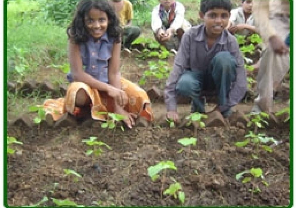 Students at Adharshila Learning Centre's Organic Farm<br>CREDIT: <a href="http://adharshilask.tripod.com/ofarm.html" target=_blank">Adharshila Learning Centre</a>
