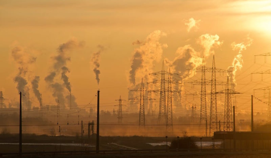 CREDIT: <a href=https://www.pexels.com/photo/air-air-pollution-climate-change-dawn-221012/">Pixabay (CC)</a>