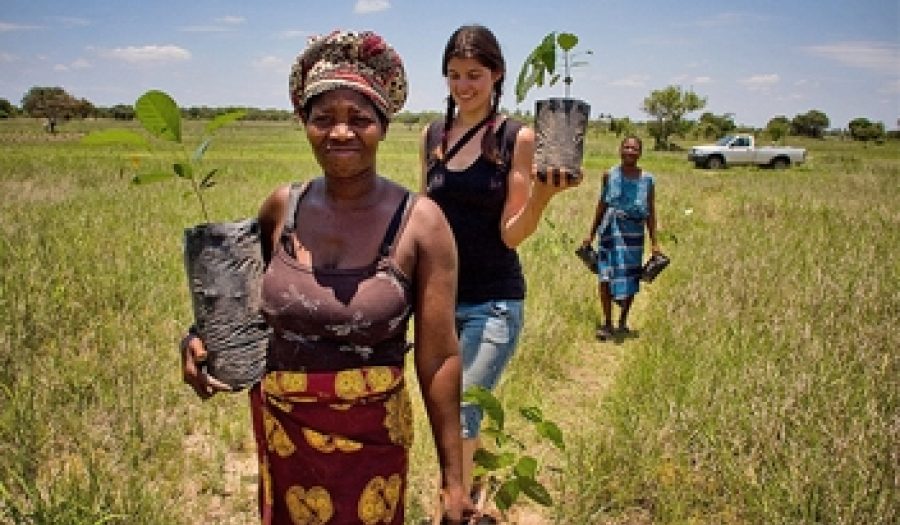 Eco-model <a href="http://www.summerrayne.net/causes/sustainable-development-africa/">Summer Rayne Oakes</a> visits Mezimbite.