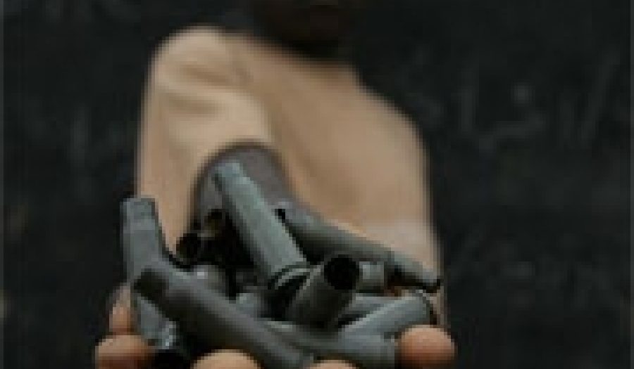 Child soldier in Central African Republic, <br>where Chadian rebels operate across <br>borders. Credits: Pierre Holtz, UNICEF, <br><a href="http://hdptcar.net/">hdptcar.net</a> (<a href="http://creativecommons.org/licenses/by-sa/2.0/deed.en">CC</a>).