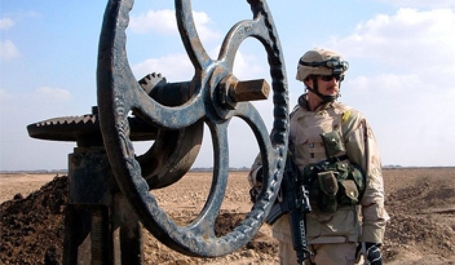 U.S. soldier inspects Iraqi pipeline. CREDIT: <a href="http://flickr.com/photos/yourlocaldave/43516303/">David Chung</a> (<a href="http://creativecommons.org/licenses/by-nc/2.0/deed.en-us">CC</a>).