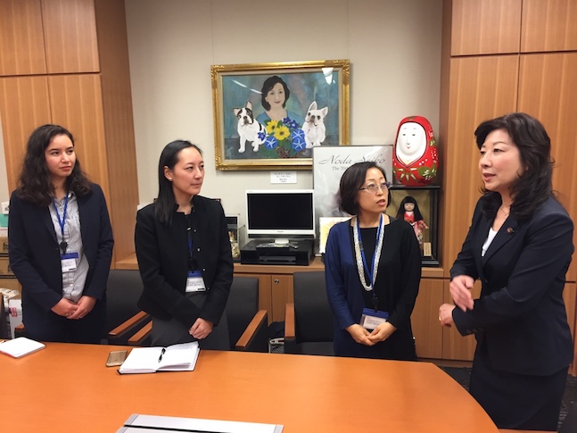 Delegates Emma Lo and V Ayano Ogawa speak with Prof. Miura and Diet member Seiko Noda