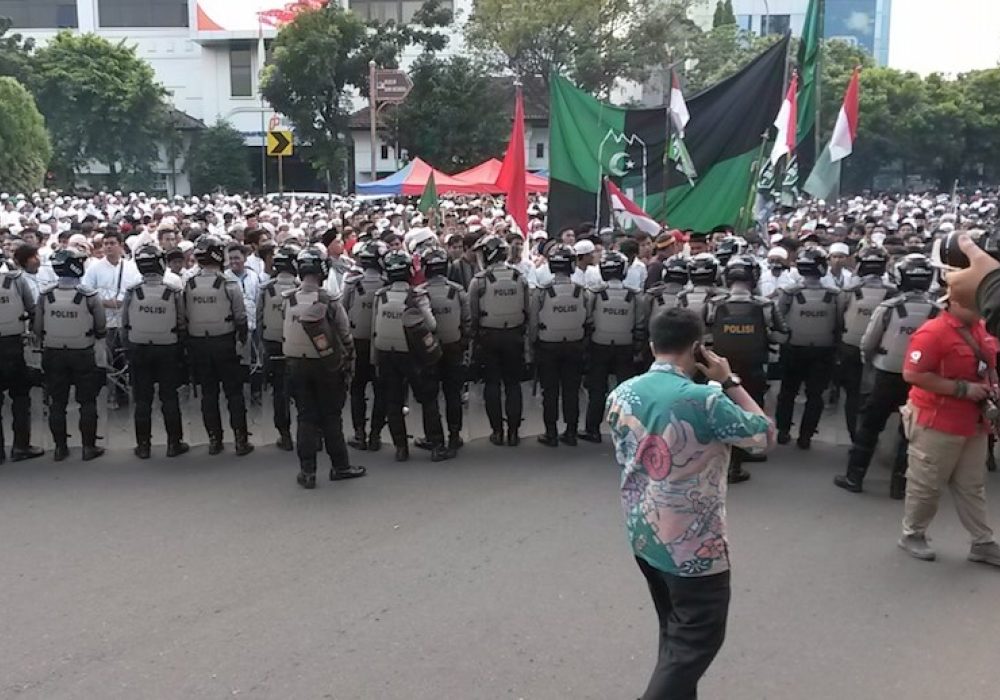 Indonesian National Police officers & protesters in Jakarta. November 2016. CREDIT: <a href="https://commons.wikimedia.org/wiki/File:411_protests_of_jakarta.jpg">AWG97 (CC)</a>