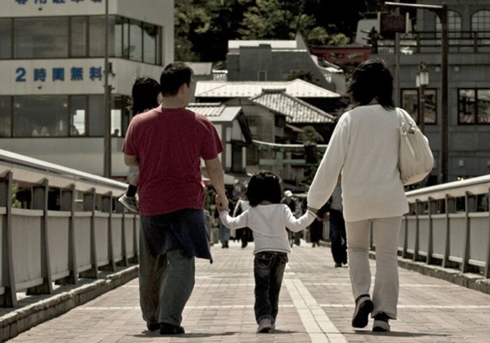 A family in Enoshima, Japan. CREDIT: <a href="https://www.flickr.com/photos/eelssej_/2429612782">J3SSL33</a> <a href="https://creativecommons.org/licenses/by-nc-nd/2.0/">(CC)</a>