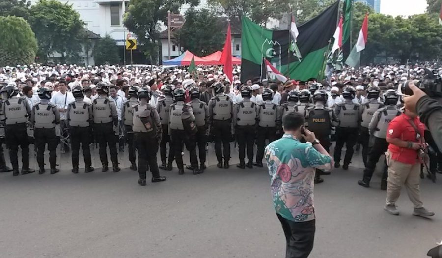 Indonesian National Police officers & protesters in Jakarta. November 2016. CREDIT: <a href="https://commons.wikimedia.org/wiki/File:411_protests_of_jakarta.jpg">AWG97 (CC)</a>
