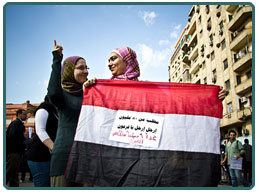 Egyptian Flag, Jan 30 2011, Tahiri Square <br><a href="http://www.flickr.com/photos/darkroomproductions/5405135474/" target=_blank">darkroom productions</a>